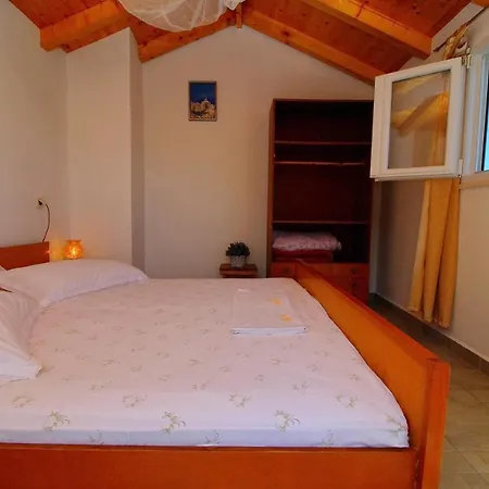 Apartamento Robinson House Biondina - Two Bedroom House With Terrace And Sea View Blato (Korcula)